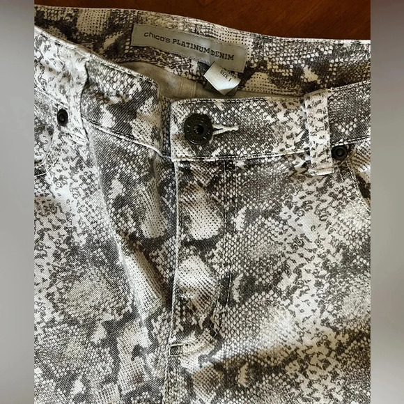 Chicos Platinum Denim Snake Animal Print Cropped Jeans Size 1 - Picture 5 of 11